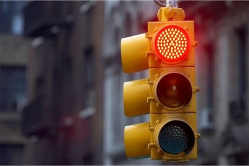 A close-up of a traffic light

AI-generated content may be incorrect.